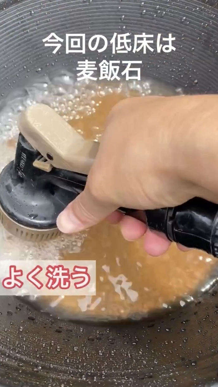 簡単ビオトープづくり、低床の麦飯石をよく洗う