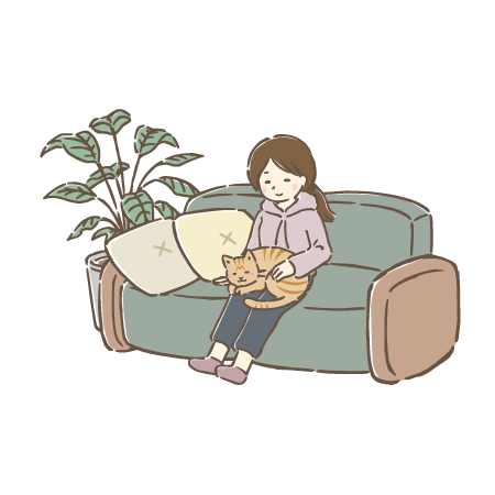 ソファに座っている女性の膝の上で寝る猫