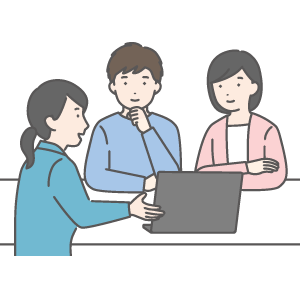 パソコンで説明する女性とそれを聞く夫婦