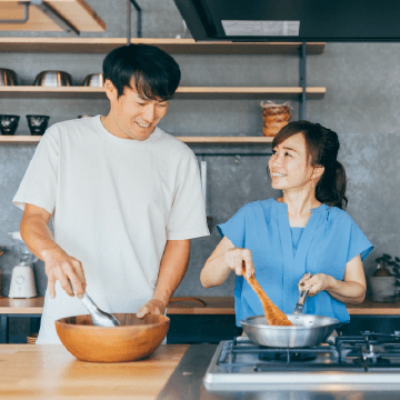 キッチンで仲良く料理をする夫婦