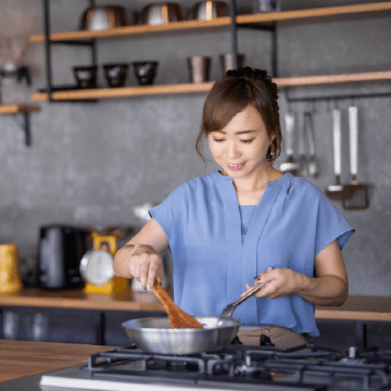キッチンで料理をする女性